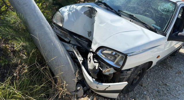KONTROLDEN ÇIKAN OTOMOBİL ELEKTRİK DİREĞİNE ÇARPTI: SÜRÜCÜ YARALANDI