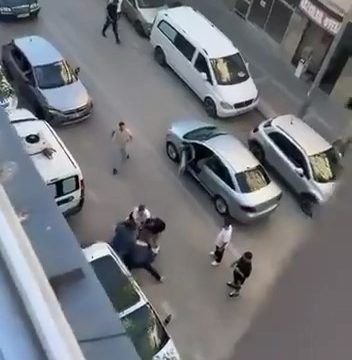 Trafikte birbirine giren iki grup, caddeyi ringe çevirdiler