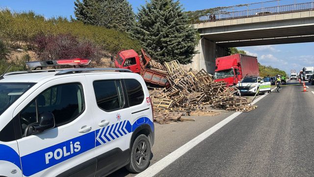 Emniyet şeridinde feci kaza: 1 ölü, 1 ağır yaralı