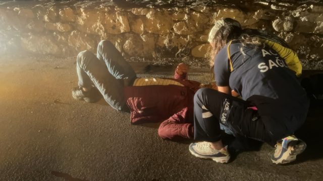 Kontrolden çıkan motosiklet elektrik direğine çarptı: 2 ağır yaralı
