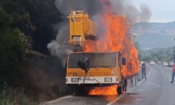Seyir halindeki iş makinesi alev alev yandı