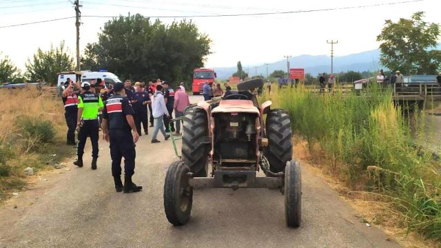 İşçileri taşıyan traktörün kasası devrildi: 4 yaralı