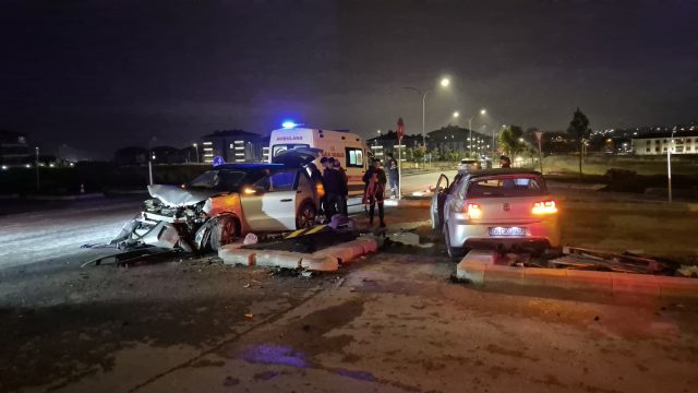 İki araç kavşakta çarpıştı: 3 yaralı