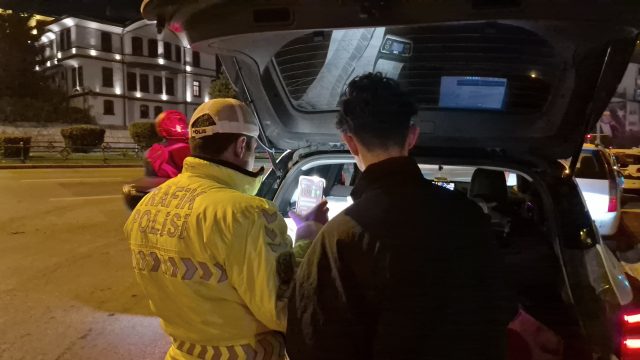 Kırmızı ışıkta makas atarak kaçan motosikletliye 353 bin lira ceza