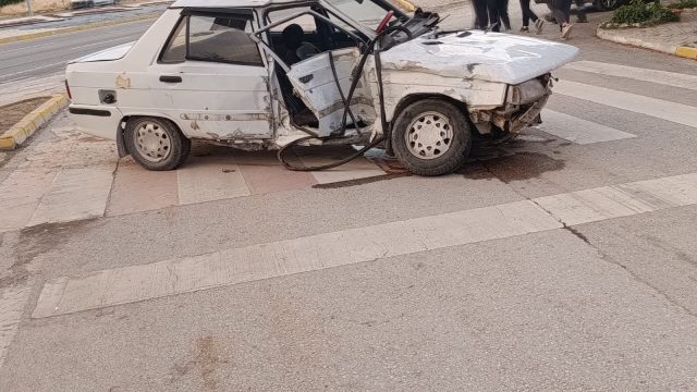 Kamyonet ile otomobil çarpıştı: 3 yaralı