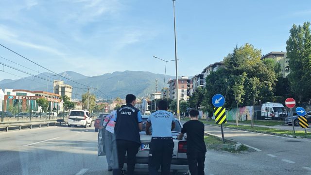 Zabıta ekiplerinden örnek davranış: Yolda kalan aracı benzinliğe kadar ittiler