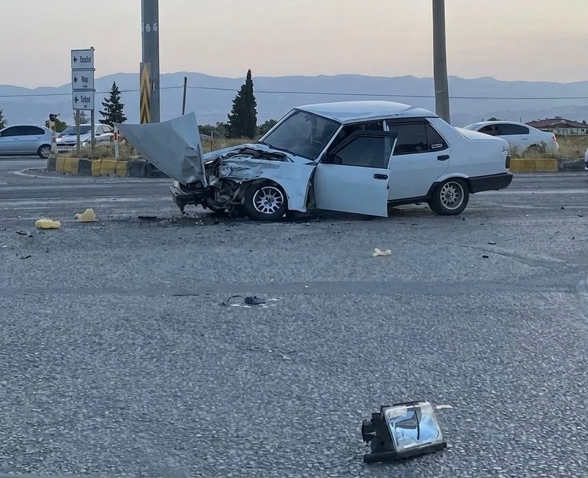Otomobil ile TIR çarpıştı: 19 yaşındaki sürücü yaralandı
