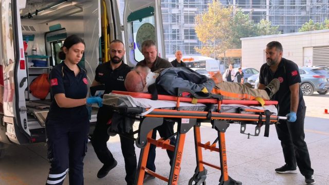 Çatıdan düşen 65 yaşındaki usta yaralandı